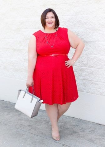 Robe rouge sans manches pour femmes obèses avec une silhouette en forme de A sous le bracelet en rouge