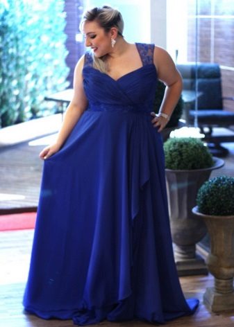 La bonne robe pour les femmes obèses de petite taille