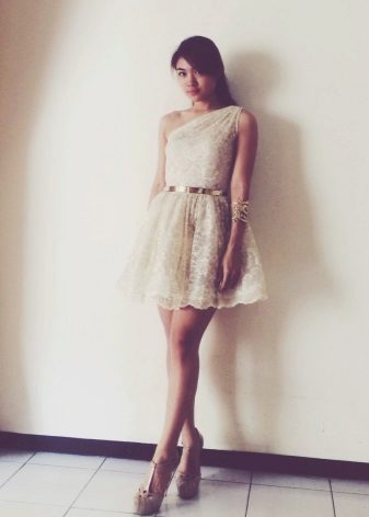 Robe courte en dentelle lactée