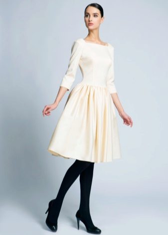 Robe de lait de longueur moyenne
