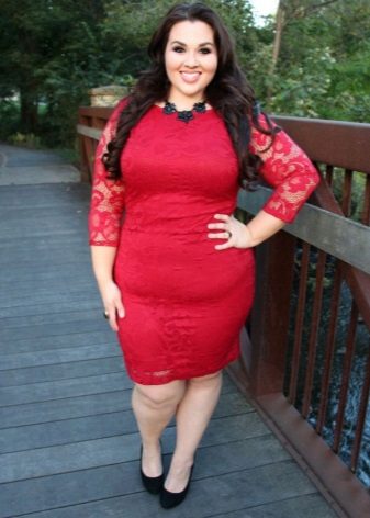 Robe fourreau en dentelle rouge pour femmes grasses