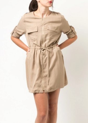 Robe en coton couleur safari beige sur le cordon