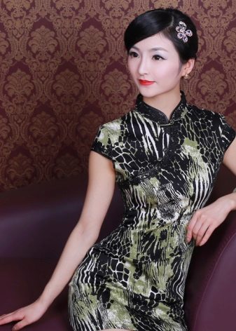Coiffure à la robe à la chinoise