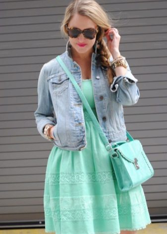 Veste en jean sous la robe menthe
