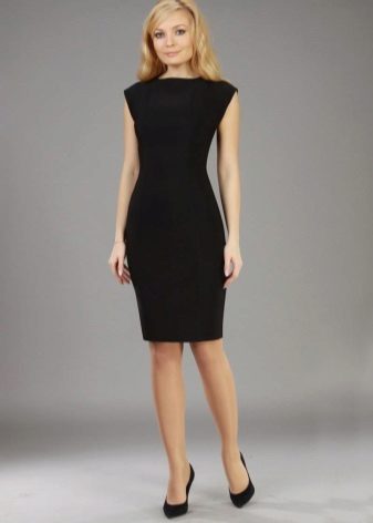 Robe noire dans un style d'affaires