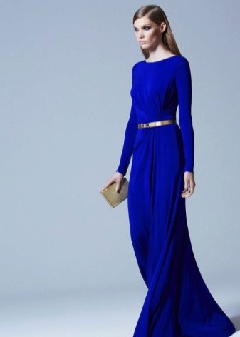 Robe bleue fermée au sol