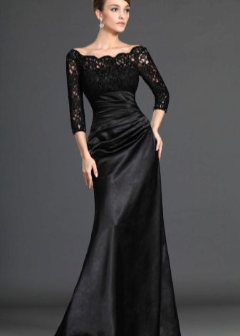 Robe noire fermée au sol