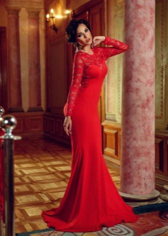 Robe longue rouge moulante à manches en guipure