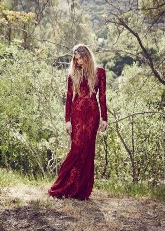 Robe en dentelle bordeaux transparente au sol