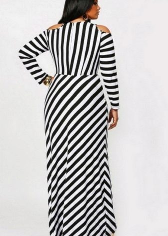 Robe noire et blanche à rayures et longue au sol, de coupe simple, pour une femme pleine (fille)