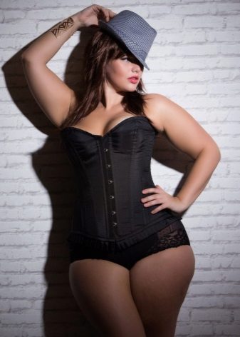 Sous-vêtement correctif (corset) sous la robe longue pour une fille pleine