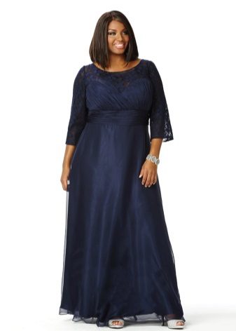 Une longue robe sombre sur le sol pour cacher toute la silhouette