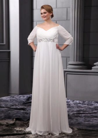 Une longue robe légère du style correct pour une tenue complète