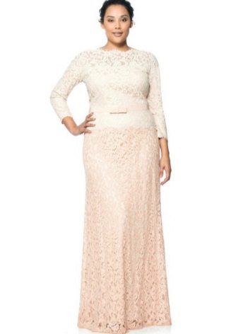 Belle robe dans le sol pour la pleine