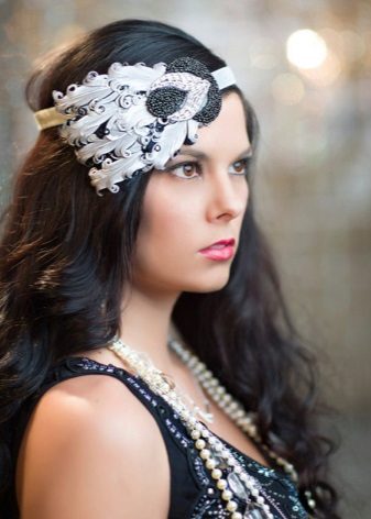 Coiffure et bijoux pour elle pour une robe noire dans le style de Gatsby