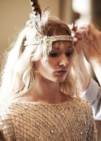 Bijoux sur la tête à la robe dans le style de Gatsby