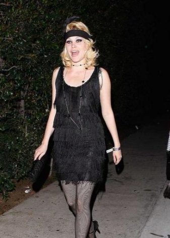 Robe noire avec une frange dans le style de Gatsby en combinaison avec des perles