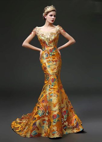 Robe de couleur dorée de style oriental avec des dessins nationaux