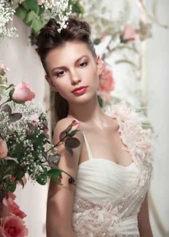Fleurs en tissu sur une robe de mariée