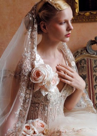 Fleurs en tissu sur une robe de mariée