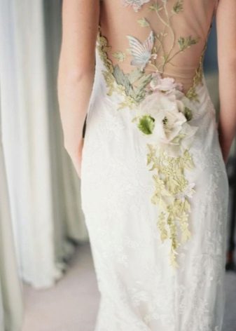 Fleurs sur le dos de la robe de mariée