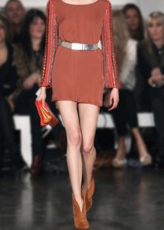 Robe courte en terre cuite avec bottines à la même teinte