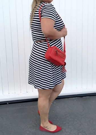 Robe en maille à rayures blanches et bleues pour la combinaison avec les accessoires en rouge