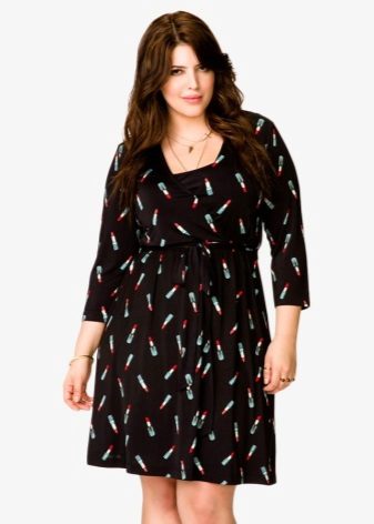 Robe en maille noire avec un motif pas grand pour une fille complète