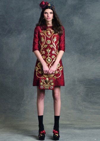 Robe cerise brodée d'or