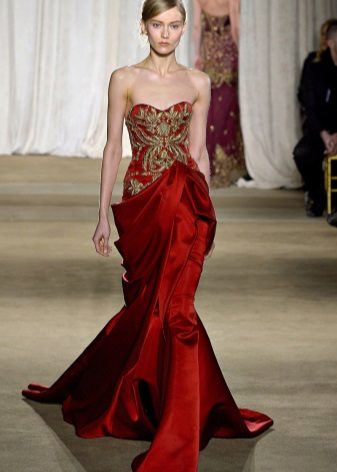 Robe couleur cerise avec broderies contrastantes