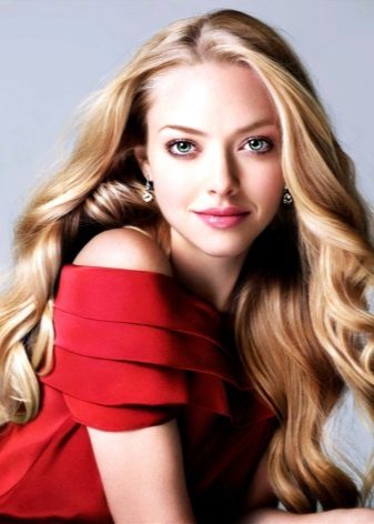 Maquillage doux sous une robe cerise