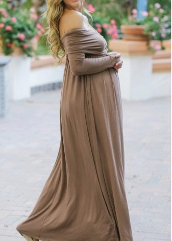 Longue robe razletayk dans le sol pour les femmes enceintes
