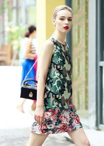 Robe camouflage en combinaison avec du rouge