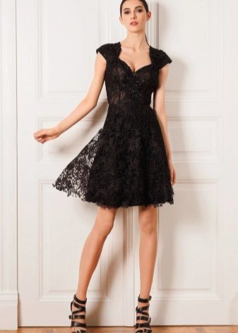 Chaussures sous la robe de dentelle