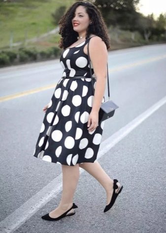 Robe noire à gros pois blancs en combinaison avec des ballerines pour femmes obèses