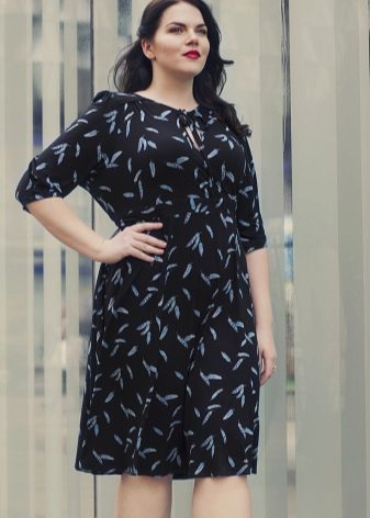 Robe de bureau noire avec un petit imprimé pour le plein