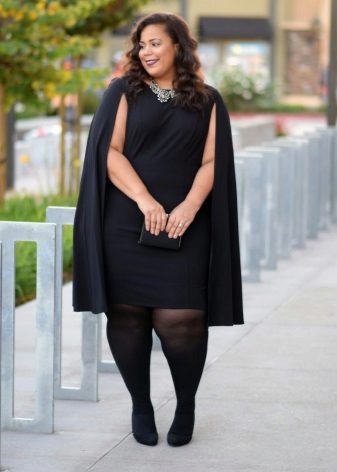 Grande robe de bureau noire à combiner avec un imperméable et un collant noir