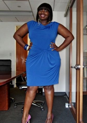 Robe de bureau bleue avec un drapé à la taille pour un look parfait