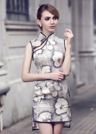 Robe qipao courte (robe Cheongsam) à large imprimé floral avec fond asymétrique