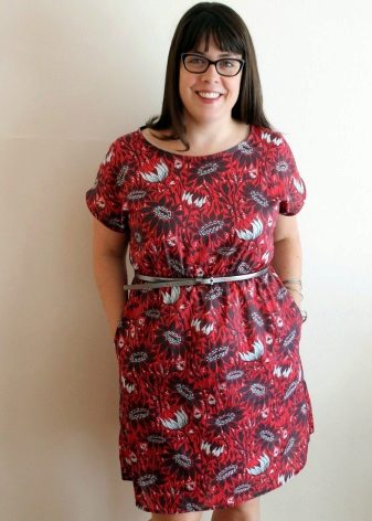 Robe rouge droite de l'agrafe avec une sangle pour le plein