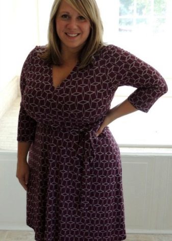 Robe de base avec un col en V pour le plein