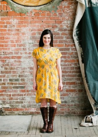 Robe jaune agrafée avec robe imprimée