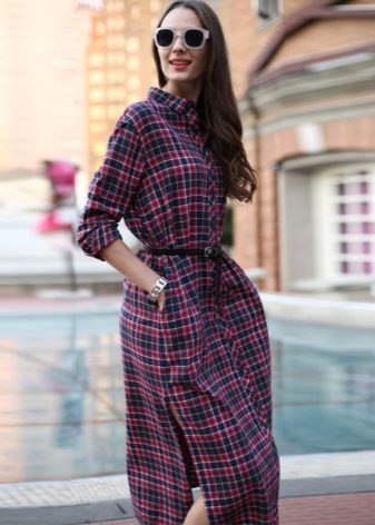 Robe chemise à carreaux de longueur moyenne avec fentes latérales
