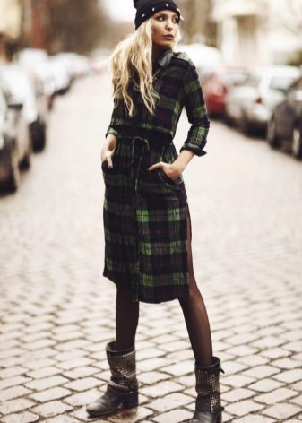 Robe chemise à carreaux verte et chaude combinée à des talons de 5 cm et à une casquette