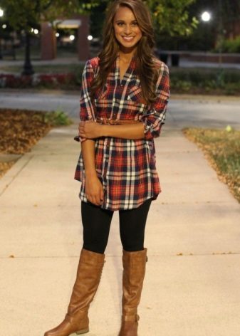 Robe chemise à carreaux avec leggings et bottes marron sans talons