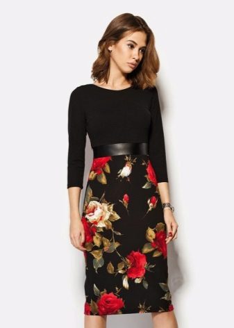 Robe avec des roses sur la jupe
