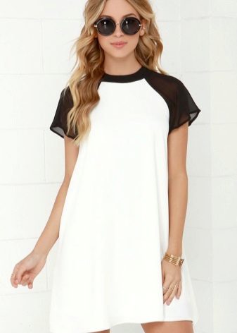 Robe courte à manches raglan courtes