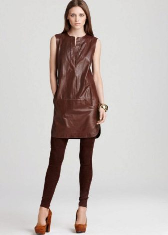 Robe en cuir avec des leggings