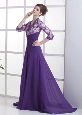 Robe à décolleté ouvert et train