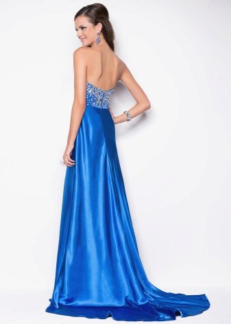 Robe en satin bleu avec un train